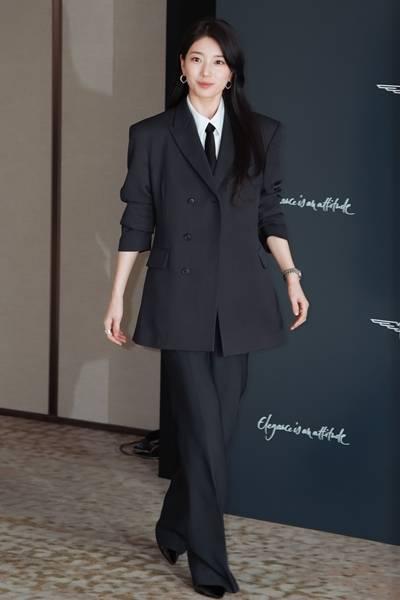 [패션엔 포토] 수지, 여자도 반할 듯! 한계없는 젠더리스 슈트 핏 멋스러운 나들이룩