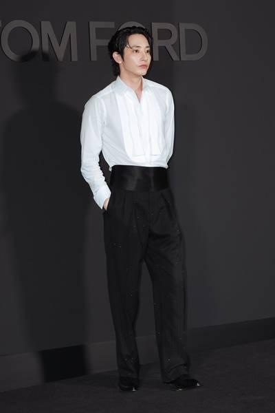 [패션엔 포토] 이수혁, 젠틀맨의 품격! 안경까지 완벽한 블랙앤화이트 턱시도룩의 정석