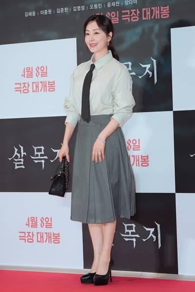 [패션엔 포토] 오나라, 나이를 거꾸로! 소녀소녀해 50대의 하이틴 미모 걸리시 프레피룩