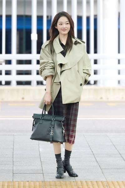 이유미, 올해는 짧게 입어야 인싸! 체크 스커트와 멋낸  클래식한  숏 트렌치룩