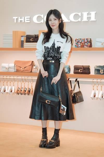 [패션엔 포토] 소녀시대 서현, 가죽 플레어 스커트가 예술! 영등포 흔든 우아한 복고풍 투피스룩 