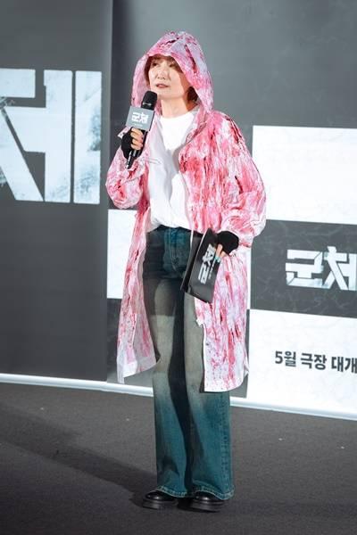 [패션엔 포토] 박경림, 트렌치도 꽃바람! 화사한 플로럴 프린트 아노락 트렌치룩 