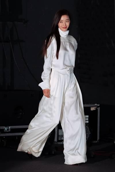 [패션엔 포토] 전지현, 세월가도 여배우 포스 그대로! 우아한 순간 드레시한 화이트룩