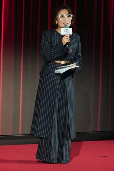 [패션엔 포토] 박경림, 안경 예쁘네! 카리스마 넘치는 파워우먼 스트라이프 벨티드 슈트핏