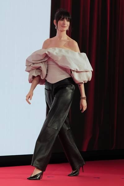 [패션엔 포토] 앤 해서웨이, 20년 지나도 동안 끝판왕! 압도하는 뭉게구름 오프숄더룩 