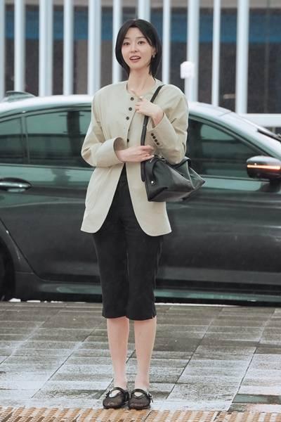 [패션엔 포토] 권나라, 비 속 뚫은 숏컷 여신! 7부 팬츠에 재킷이면 OK 출국 레인룩