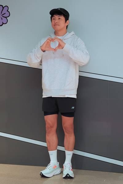 [패션엔 포토] 기안84, 이렇게 로맨틱했나? 트랙팬츠 입고 하트 탄탄한 상남자의 트레이닝룩