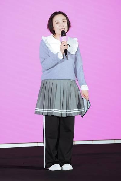 [패션엔 포토] 박경림, 여고시절 소환! 추리닝 위에 스커트 조합 걸리시한 스쿨룩