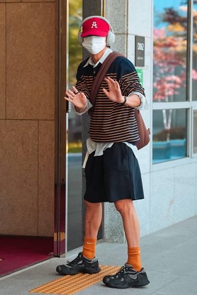 [패션엔 포토] BTS 뷔, 종아리 근육부터 튀는 힙한 전사! 스트라이프 레이어드 출국룩