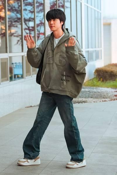 [패션엔 포토] BTS 진, 순수 댄디 컷 천진난만 소년미! 빈티지 오버핏 후드 집업 출국룩 