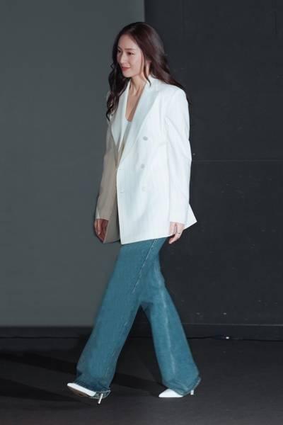 [패션엔 포토] 정수정, 때이른 더위에 딱! 린넨 재킷으로 뽐낸 내추럴한 쿨비즈 오피스룩