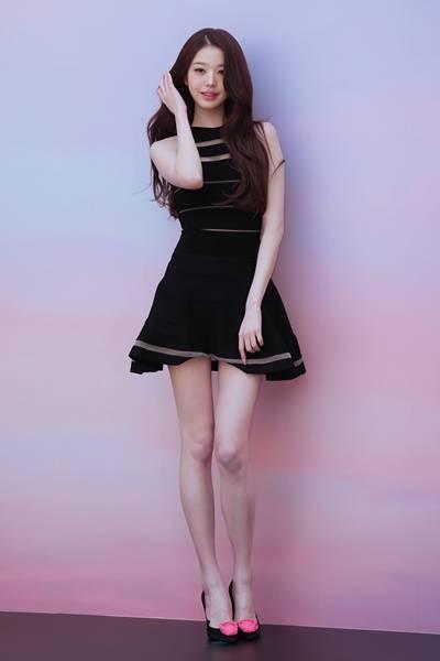 [패션엔 포토] 아이브 장원영, 인형 그 자체! 성수동 뒤흔든 홀터넥 시스루 블랙 투피스룩