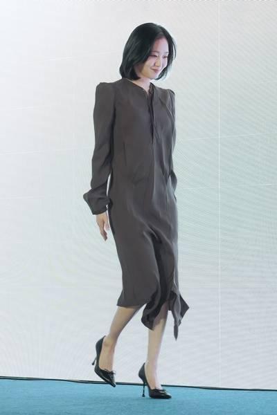 [패션엔 포토] 김고은,  원피스 하나면 끝! 여름에도 격식있는 우아한 테일러드 원피스룩