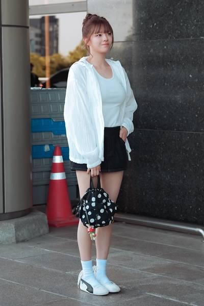 [패션엔 포토] 트와이스 정연, 가볍게 툭 여름 완성! 애슬레저 바람막이 재킷 도쿄 출국룩