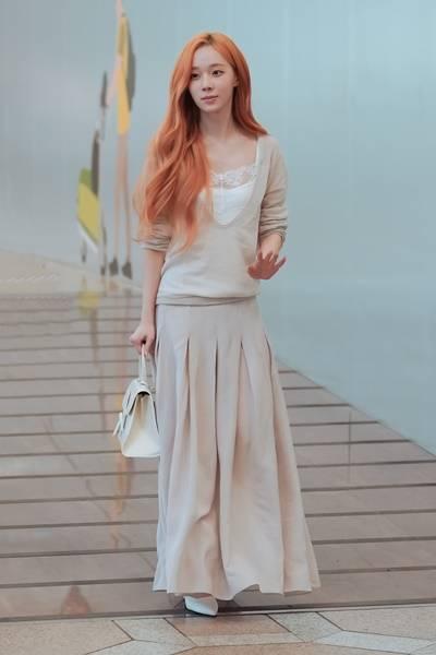 [패션엔 포토] 에스파 윈터, 여리여리 여신미! 더 말라 보이는 하늘하늘 롱 스커트 톤온톤 출국룩