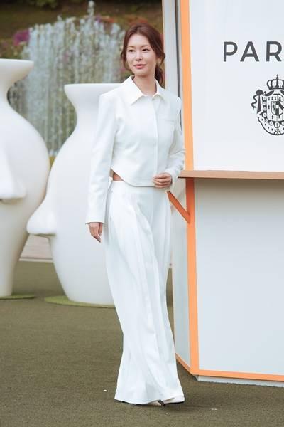 [패션엔 포토] 정유빈, 쿨한 여름 공식! 모델 뺨치는 당당한 화이트 크롭 슈트핏