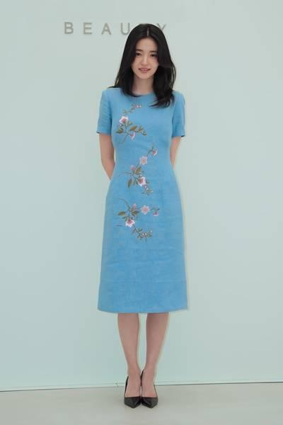 [패션엔 포토] 김태리, 옷에 꽃이 피었네! 성수동 뒤흔든 아리따운 자태 플로럴 원피스룩