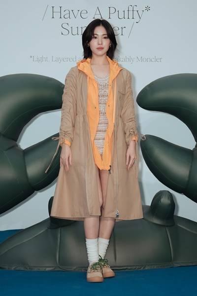 [패션엔 포토] 있지 류진, 탈부착 옐로 후드 포인트! 툭 걸친 아노락 트렌치 섬머룩