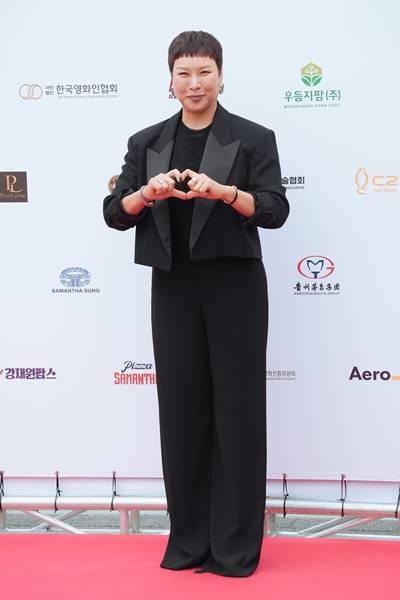 [패션엔 포토] 정영주, 백마강 아우라상! 걸크러시 대폭발 블랙 턱시도 수트핏