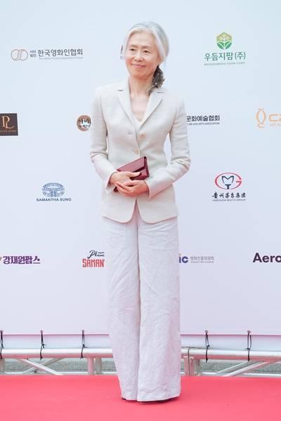 [패션엔 포토] 예수정, 연화 아우라상! 우아한 백발 기품있는 배우 화이트 슈트룩