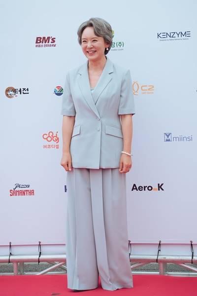 [패션엔 포토] 손지나, 세월가도 우아한 클라스! 쿨한 여름 멋스러운 반팔 슈트룩