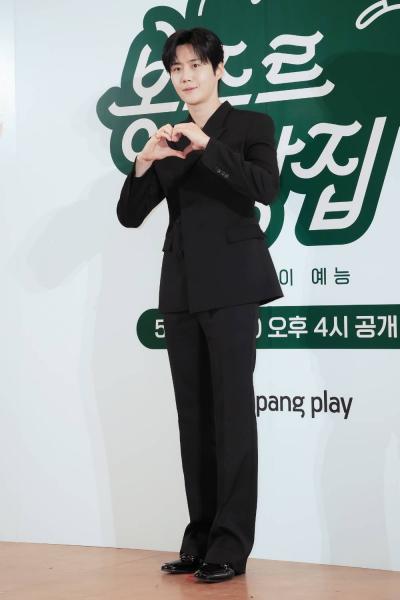 [패션엔 포토] 김선호, 슈트가 로맨틱! 달콤한 핸섬가이 댄디한 블랙 슈트 나들이룩
