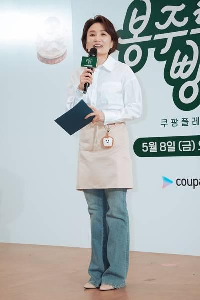 [패션엔 포토] 박경림, 예쁜 앞치마로 끝냈다! 역시 프로 화이트 셔츠에 앞치마 빵집 MC룩