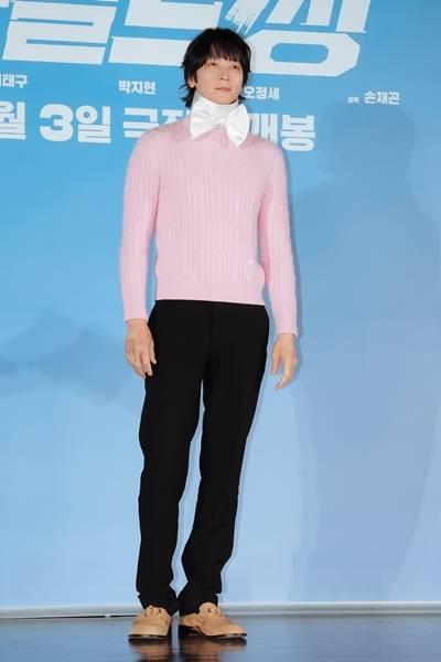 [패션엔 포토] 강동원, 리본 하나로 끝냈다! 초대형 리본 파격 제작보고회 나들이룩 