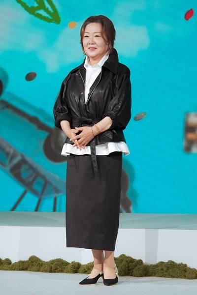 [패션엔 포토] 김해숙, 70세 왕언니의 걸크러시! 화이트 셔츠와 가죽 재킷 힙&시크 레이어드룩