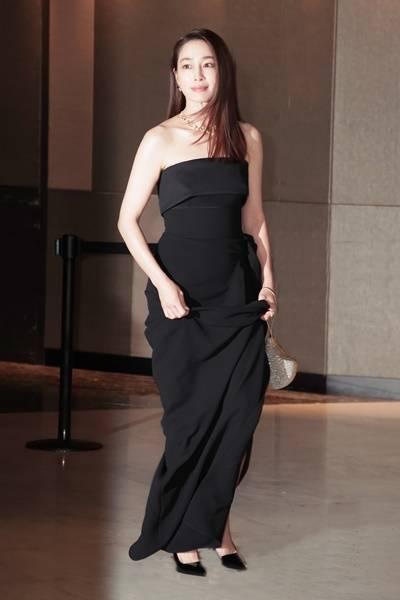 [패션엔 포토] 이민정, 예술적인 하이주얼리룩의 진수! 빛난는 순간 블랙 오프숄더 드레스룩