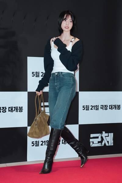 [패션엔 포토] 권나라, 잘록한 허리라인! 볼레로 카디건으로 끝낸 걸크러시 시사회룩 