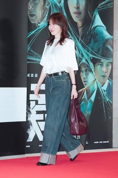 [패션엔 포토] 엄지원, 화이트 티셔츠와 청바지 조합! 49세 믿기지 않는 동안 시사회룩