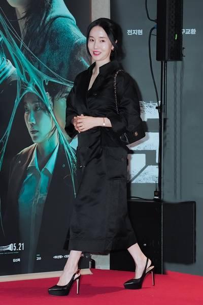 [패션엔 포토] '두딸 엄마' 이정현, 46세 동안 끝판왕! 잠실 뒤흔든 멋스러운 블랙 트렌치룩