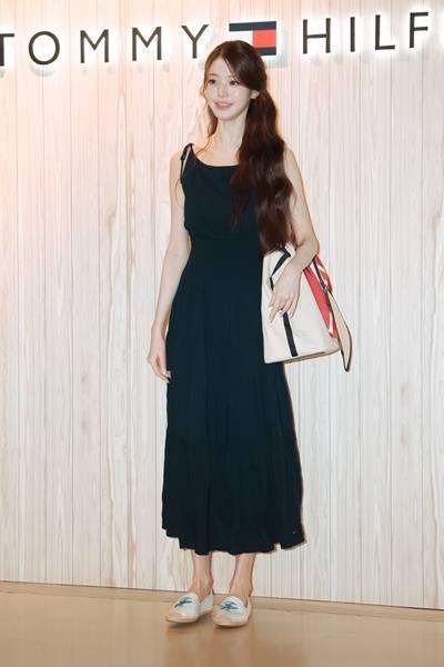 [패션엔 포토] 아이브 장원영, 더운 여름 원피스 하나로 끝! 시대를 초월한 블랙 드레스룩