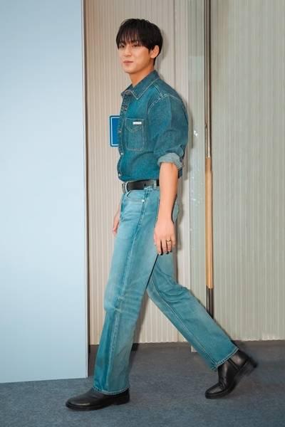 [패션엔 포토] 세븐티 민규, 데님 셔츠와 청바지! 성수동이 발칵 여심 홀린 청청패션