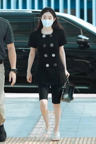 [패션엔 포토] 레드벨벳 아이린, 쇼츠의 품격! 블랙 바이커 쇼츠 슈트 마카오 출국룩 