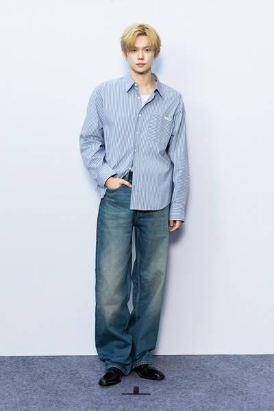 투모로우바이투게더 연준, 기본 중의 기본 버튼다운 셔츠로 끝낸 스타일리시한 섬머룩