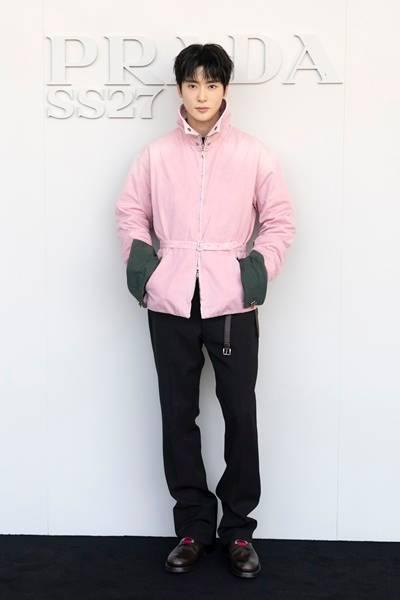 NCT 재현, 밀라노 사로잡은 한류스타! 핑크 벨티드 재킷으로 뽐낸 럭셔리 캐주얼룩