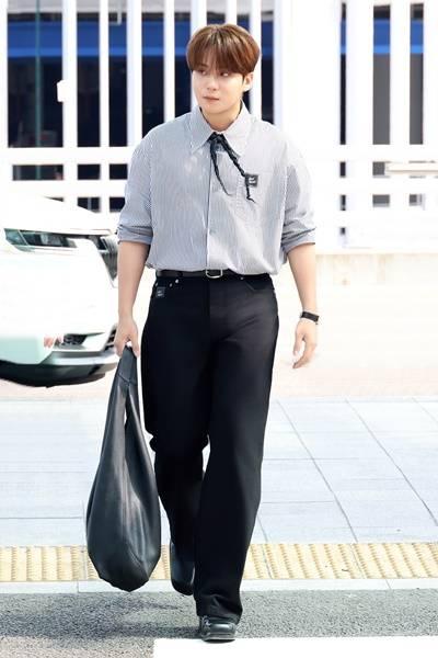 에이티즈 종호, 타이 대신 주름 스카프! 룩에 활력주는 버튼다운 셔츠룩 파리 출국