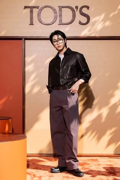 스트레이 키즈 한, 밀라노가 발칵! 버건디 레더 셔츠로 끝낸 감각적인 아웃핏