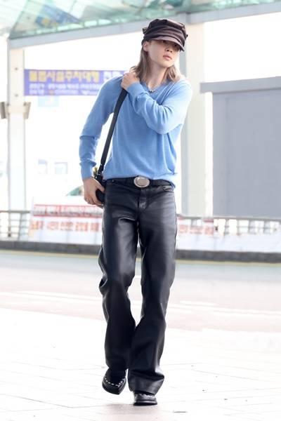 방탄소년단 지민, 스카이 블루 니트와 가죽 팬츠 조합! 시크한 듯 우이한 섬머룩 파리 출국