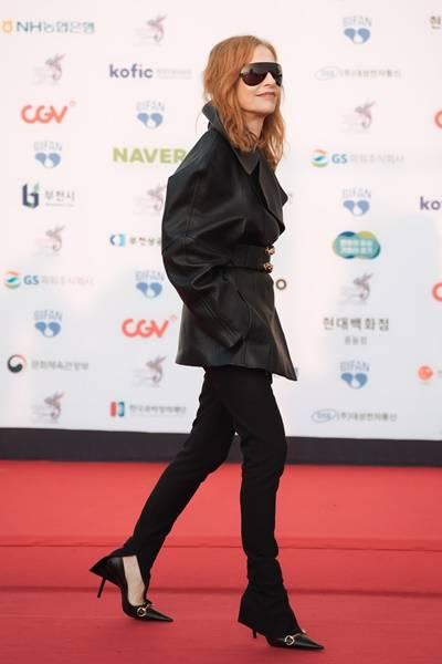 [패션엔 포토] 이자벨 위페르, 공로상 수상! 부천 뒤흔든 여배우 포스 걸크러시 가죽 슈트핏