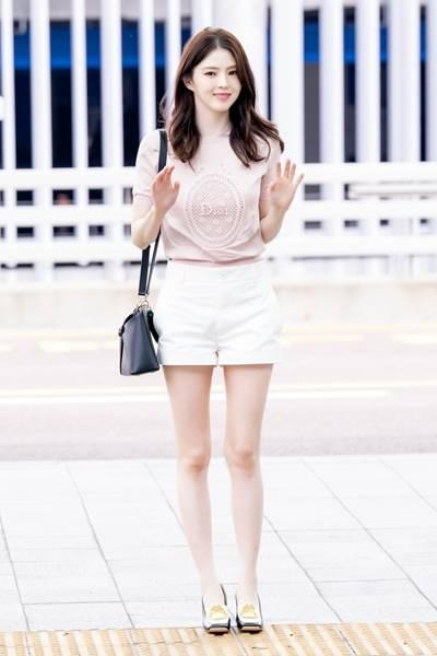 한소희, 공항이 들썩! 쇼츠와 티셔츠의 미니멀 미학 심플한 여름 완성 파리 출국룩