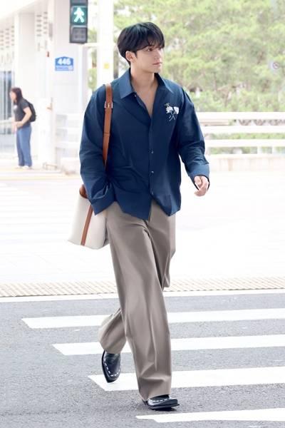 세븐틴 민규, 블루 셔츠와 치노 팬츠! 편안한 듯 클래식한 캐주얼 파리 출국 