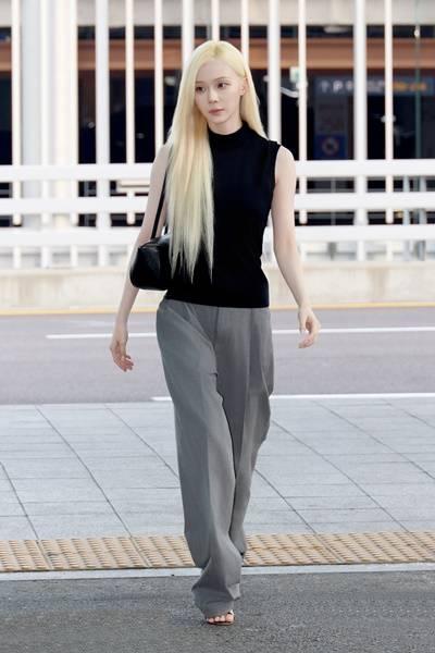 에스파 윈터, 금발이 눈부셔! 절제된 컬러 품격있는 클래식한 니트룩 런던 출국