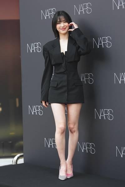 [패션엔 포토] 있지 류진, 성수동이 발칵! 한여름의 요정 눈부신 하의실종 블랙룩