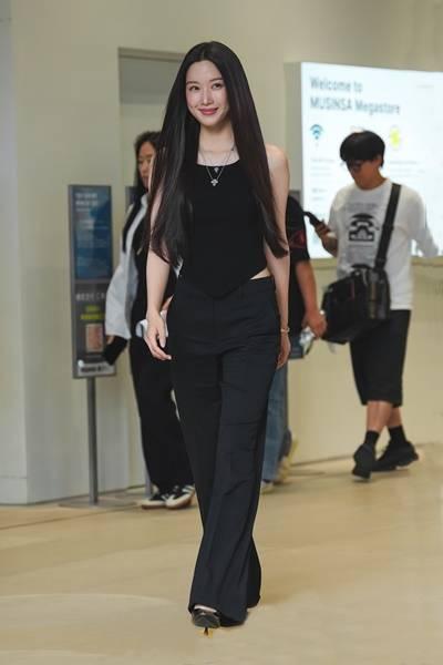 [패션엔 포토] 문가영, 니트 뷔스티에 개성폭발! 성수동 평정한 시크한 블랙 투피스룩 