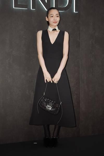 [패션엔 포토] 김민하 맞아? 작아진 얼굴 달라진 미모 우아한 V넥 블랙 드레스룩