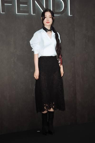 [패션엔 포토] 정채연, 청순한 듯 섹시한 자태! 시스루 스커트로 뽐낸 성숙한 블랙앤화이트룩