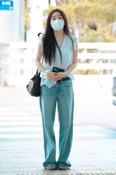 [패션엔 포토] 레드벨벳 아이린, 마스크로 가려도 청순! 러블리 화이트 프릴 블라우스 태국 출국